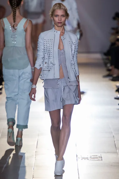 Look 15